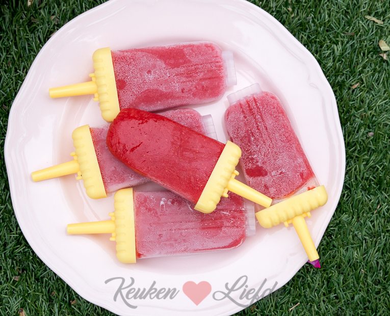 Ella-Marie maakt aardbeienijsjes (kookvideo!)