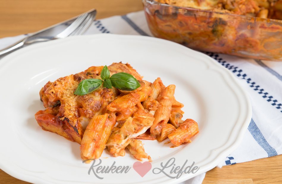 Penne-ovenschotel met kip, broccoli en champignons