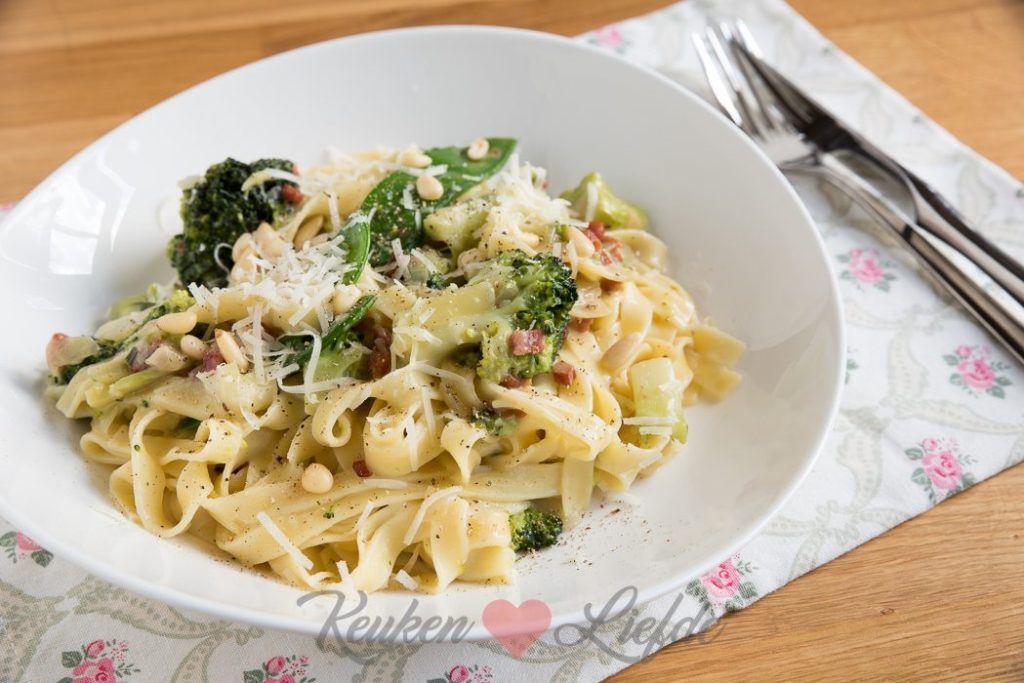 Tagliatelle met broccoli, spekjes en kaassaus