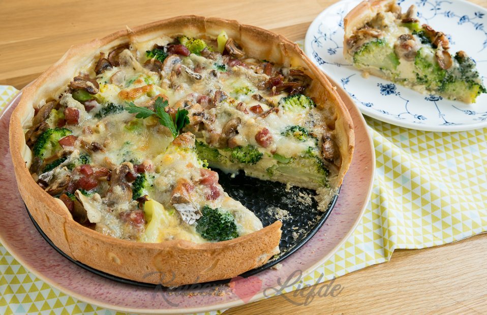 Hartige taart met broccoli, spek en champignons
