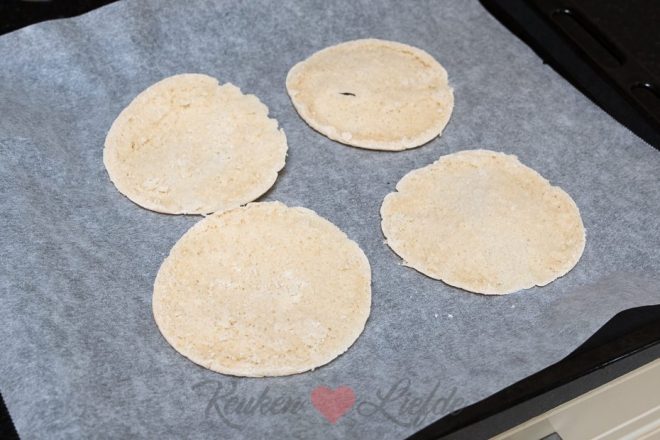 Snij de pita open en besmeer met frito 