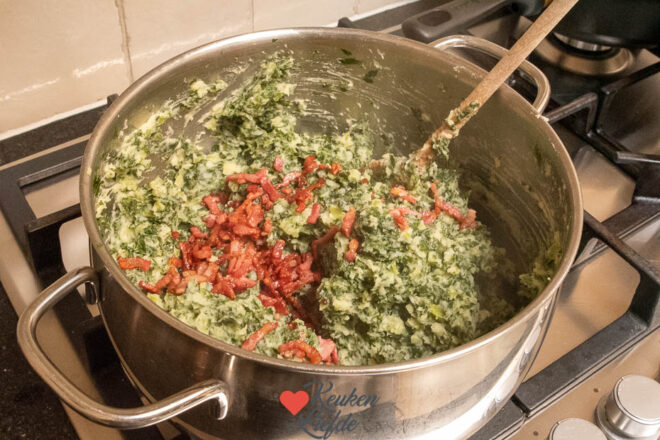 Roer de spekjes door de stamppot