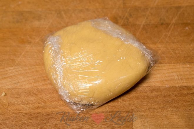 Kneed tot een compact deeg 