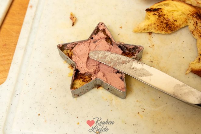 Besmeer brioche met paté
