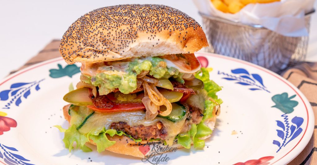 Broodje hamburger met guacamole