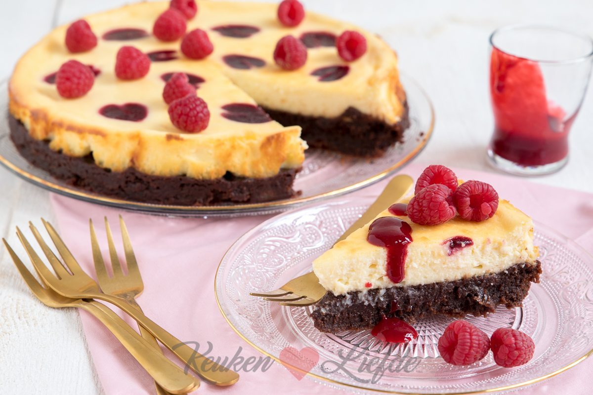 Cheesecake-brownietaart met frambozen swirl