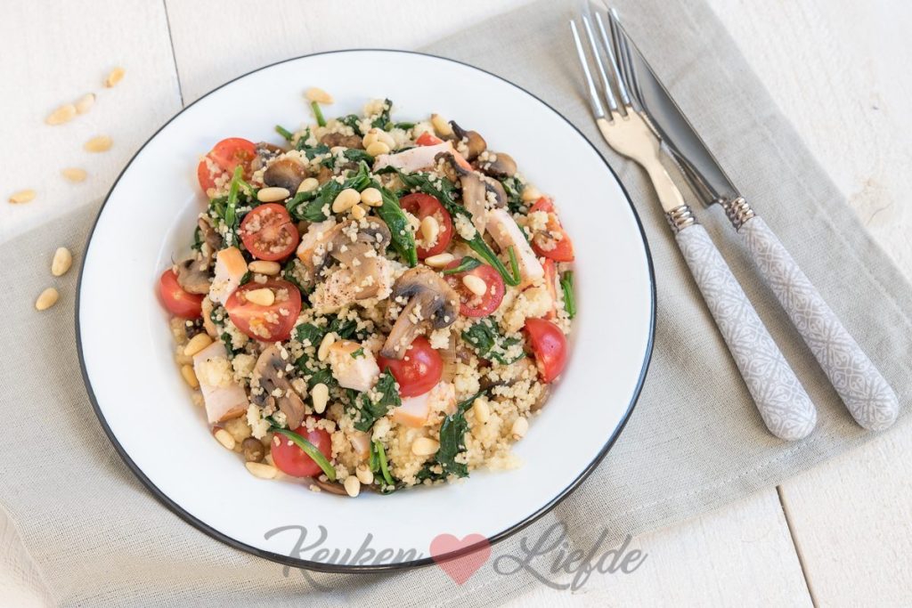 Couscous met gerookte kip, champignons en spinazie