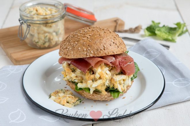 Broodje eiersalade en serranoham