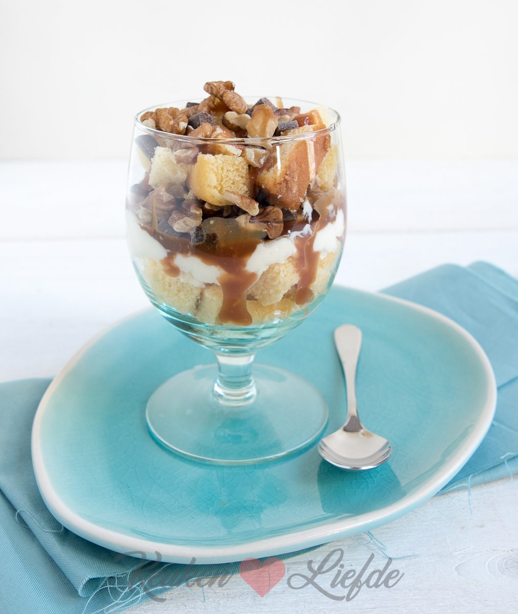 Trifle met toffeesaus, walnoot en chocolade