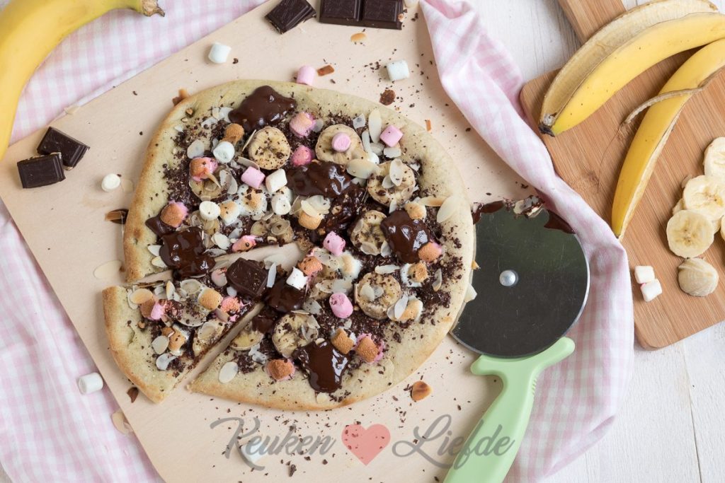 Zoete pizza met banaan, chocolade en marshmallow