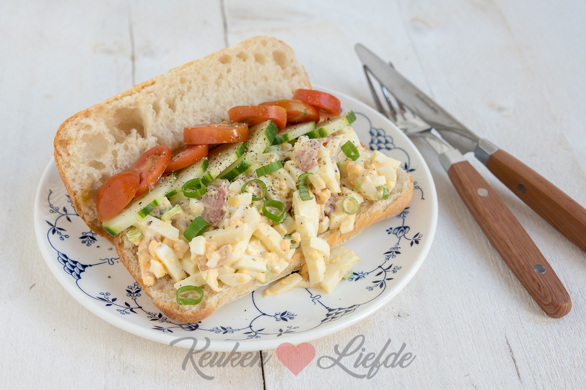 Broodje eiersalade met bacon en lente-ui
