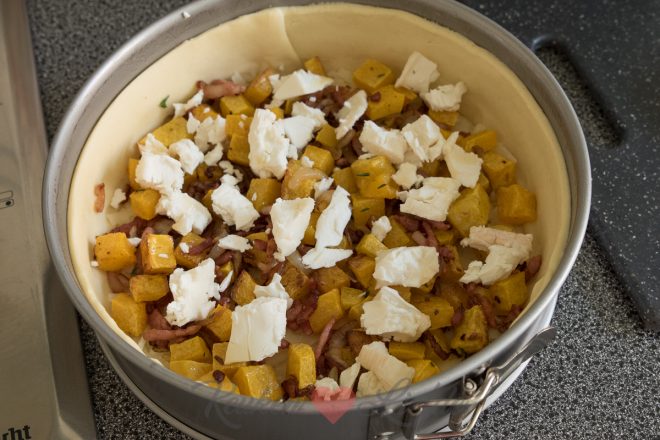 Verkruimel de geitenkaas eroverheen