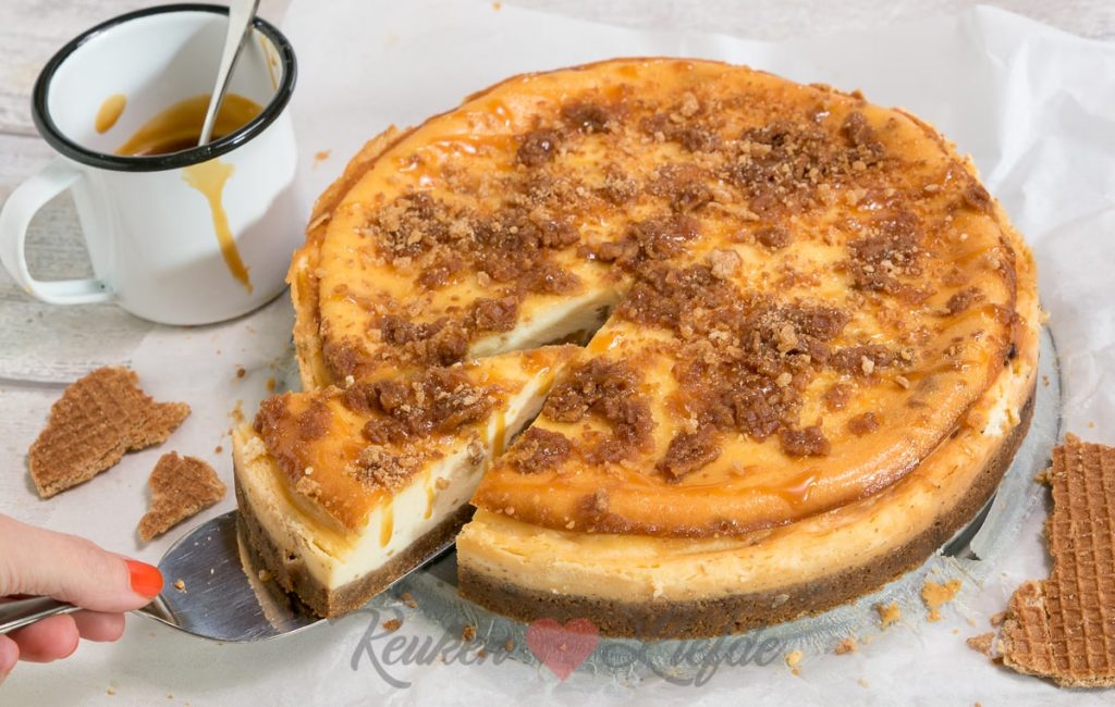 Stroopwafelcheesecake met karamelsaus