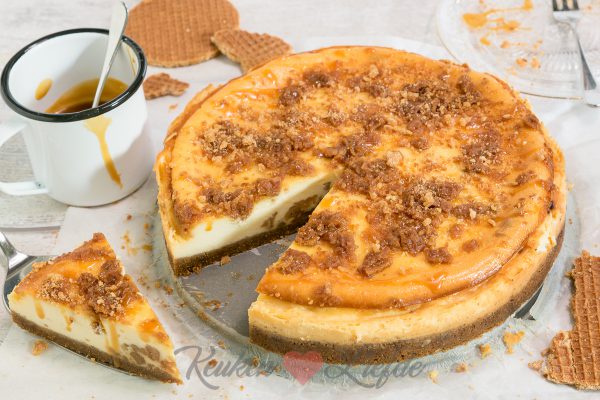 Stroopwafelcheesecake met karamelsaus