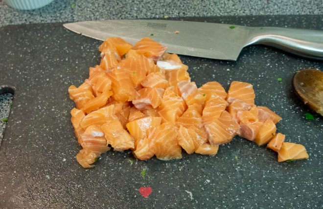 Gaar de zalm in de saus