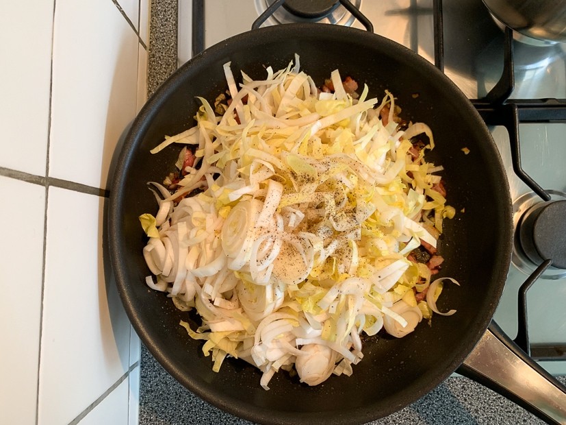 Witlofovenschotel met gehakt en kaassaus