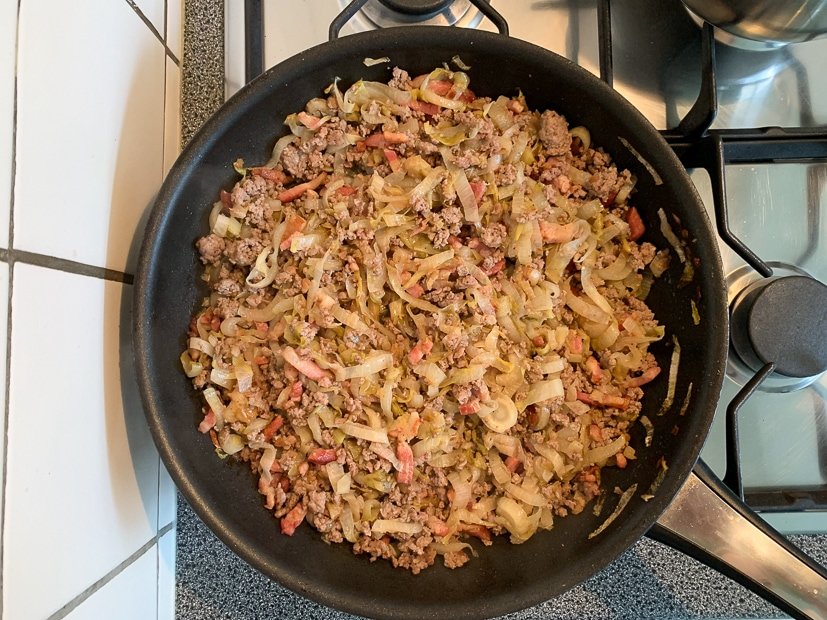 Witlofovenschotel met gehakt en kaassaus