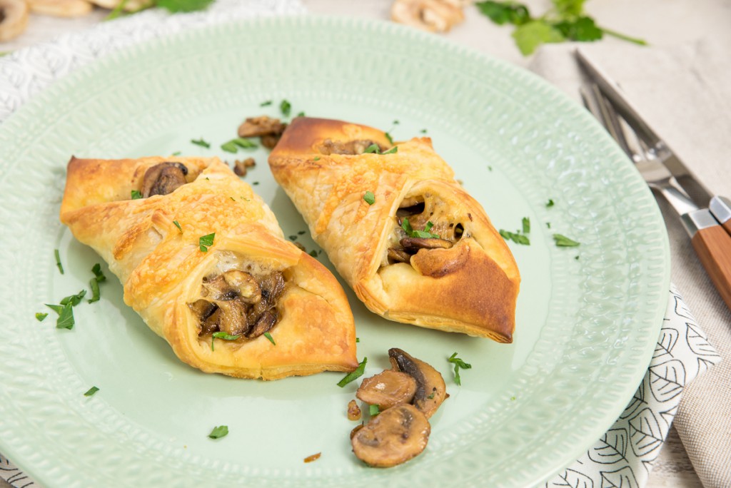 Bladerdeeghapje met gebakken knoflookchampignons