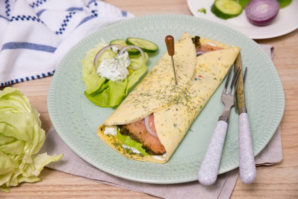 Omeletwrap met zalm en tzatziki