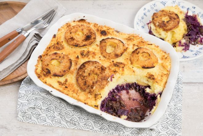 Ovenschotel met rodekool, gehakt en appel