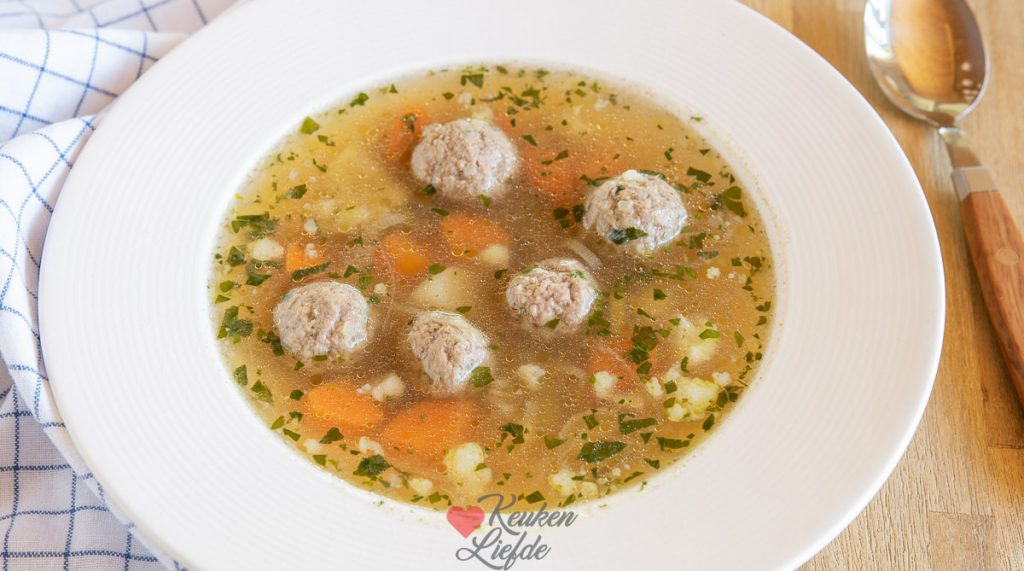 Groentesoep met gehaktballetjes (zoals oma die maakte!)