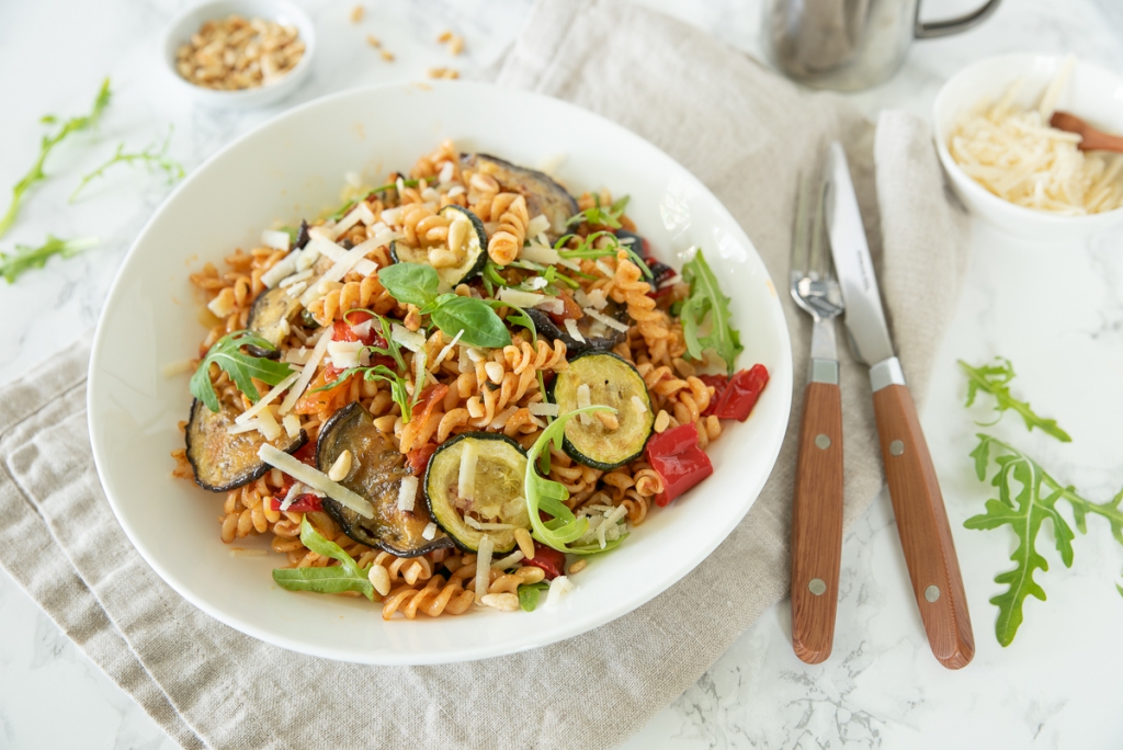 Pasta met tomatensaus en gegrilde groenten Pasta met tomatensaus en gegrilde groenten