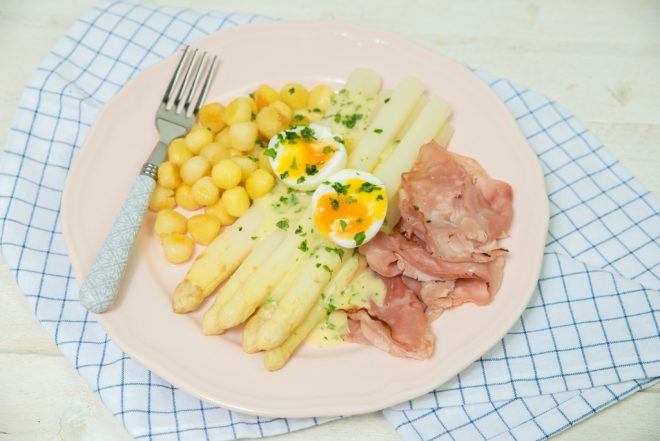 Witte asperges met beenham, krieltjes en aspergesaus