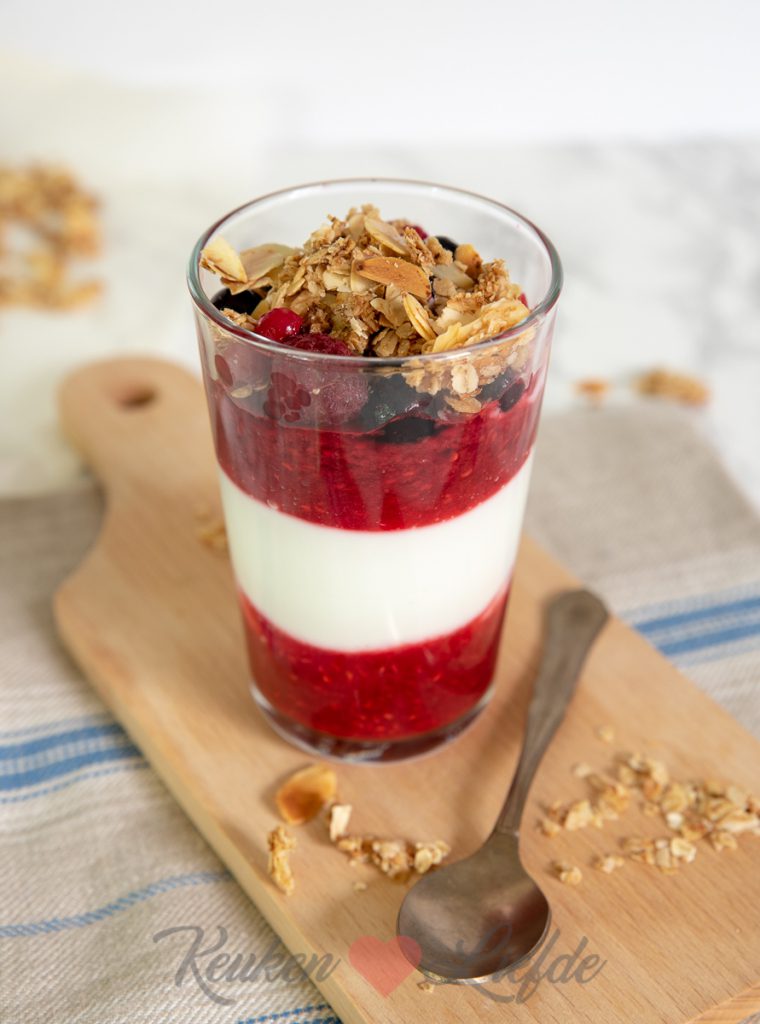 Ontbijt trifle met yoghurt en granola