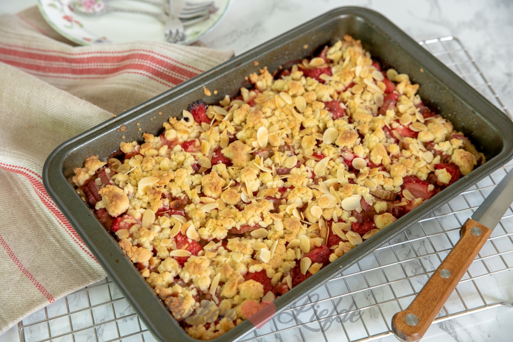 Kruimelkoek met aardbei en rabarber