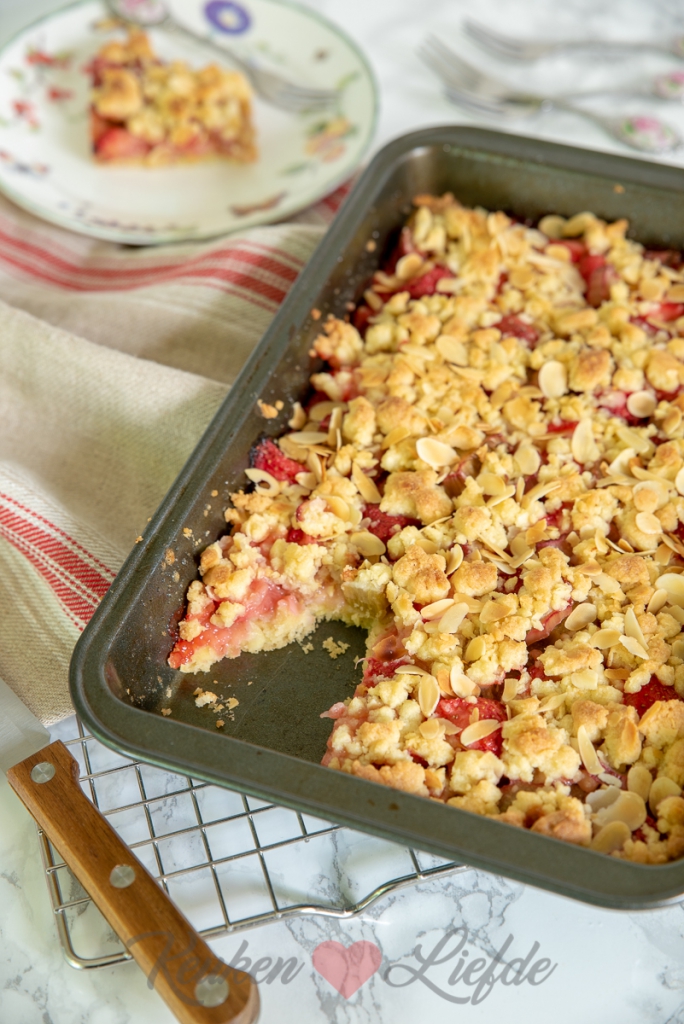 Kruimelkoek met aardbei en rabarber Kruimelkoek met aardbei en rabarber