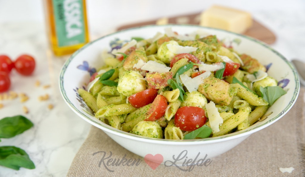 Pastasalade met pestodressing en kip