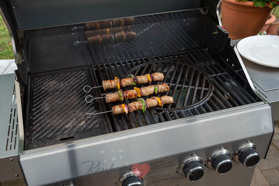 Braadworst spies met currysaus