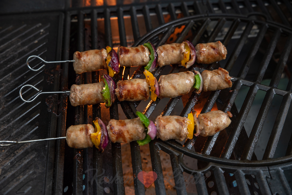 Braadworst spies met currysaus