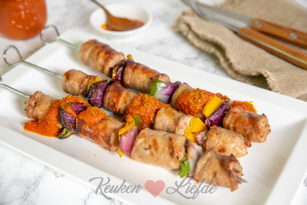 Braadworst spies met currysaus