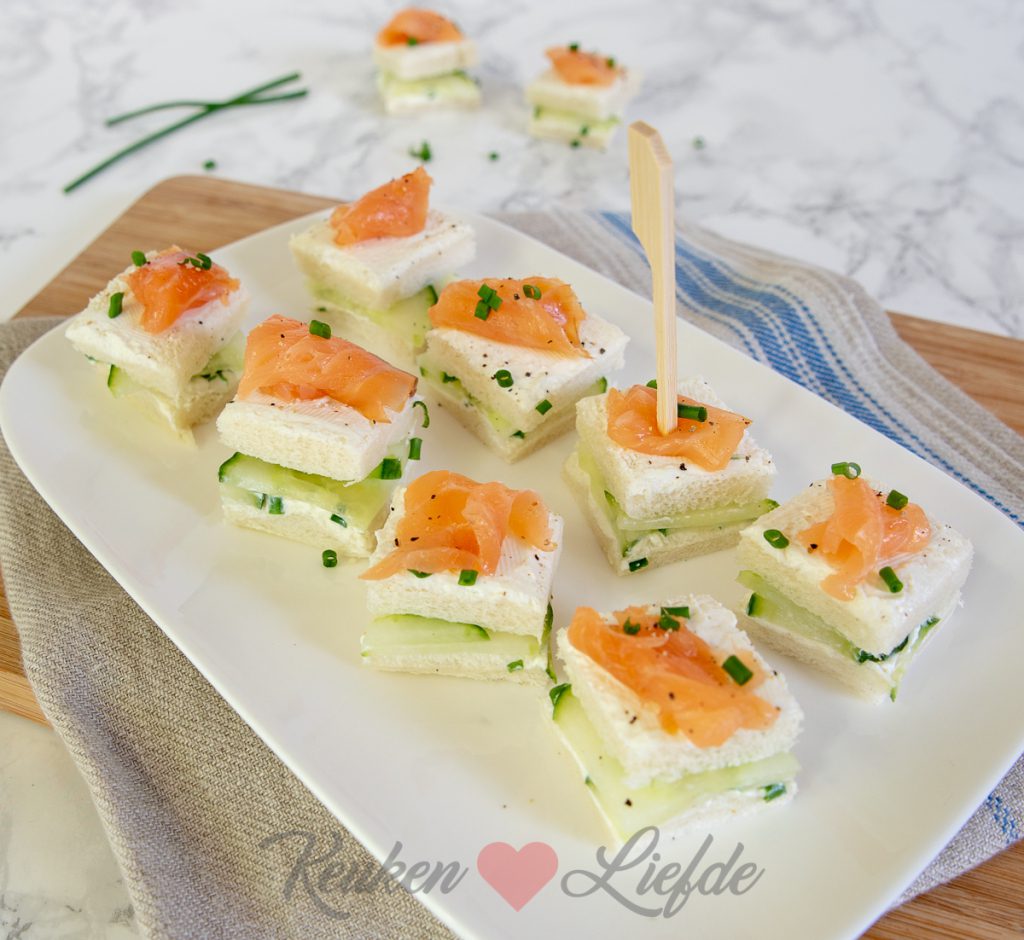Sandwich hapje met roomkaas, komkommer en zalm