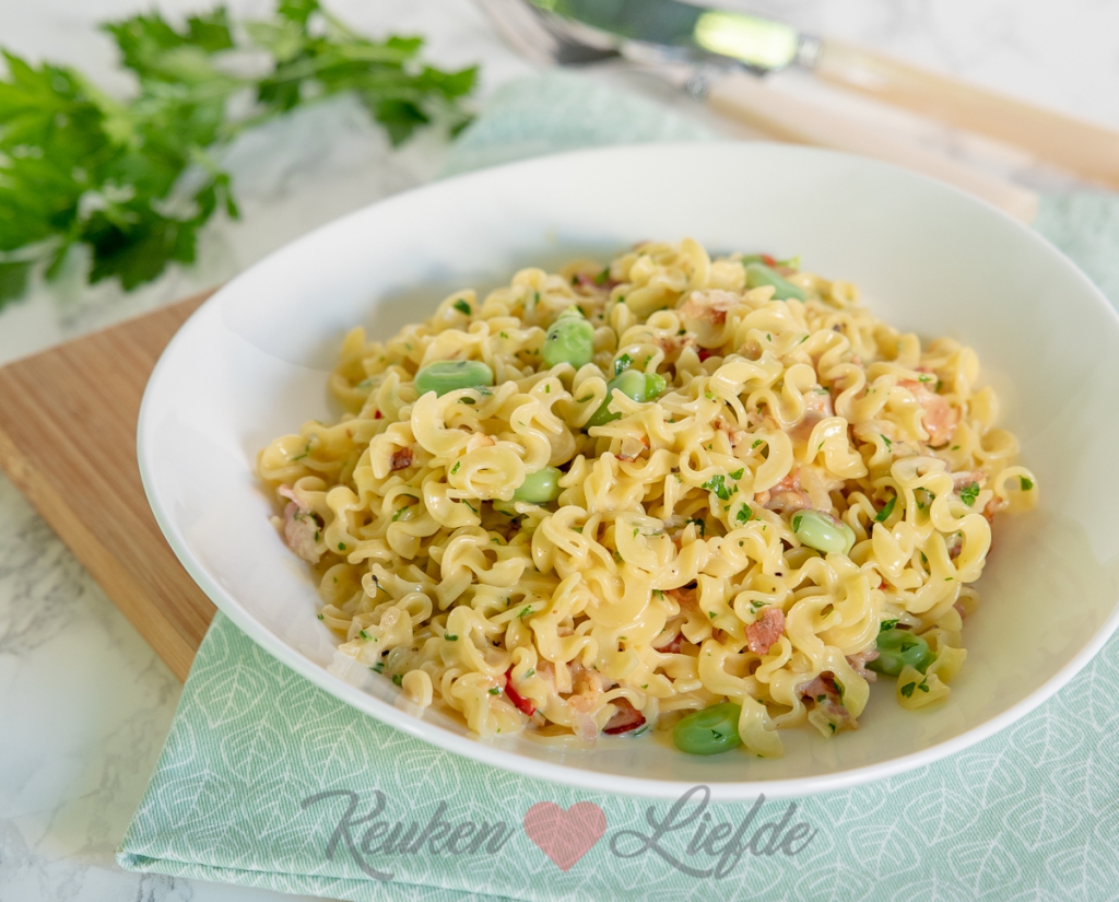 Romige pasta carbonara met spek en tuinbonen