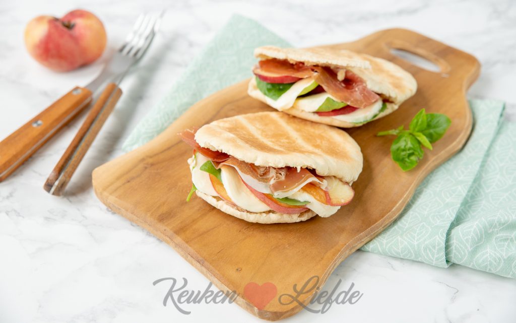 Pitabrood met mozzarella, perzik en Parmaham