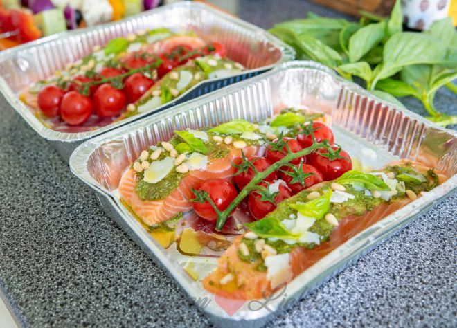 Zalm van de barbecue met pesto en tomaatjes