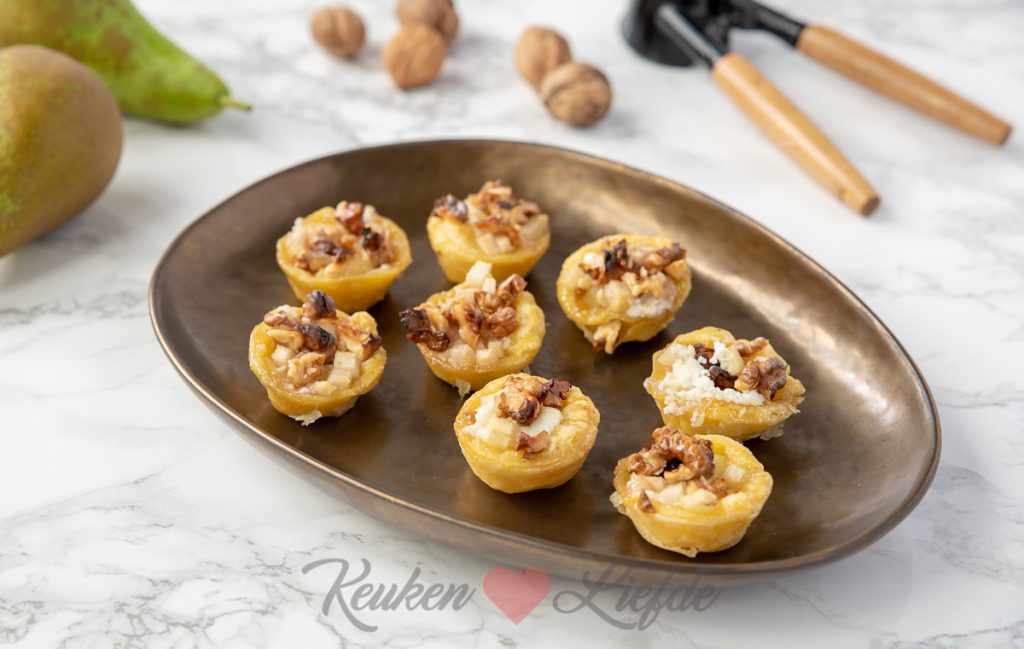 Bladerdeeg hapje met peer en geitenkaas