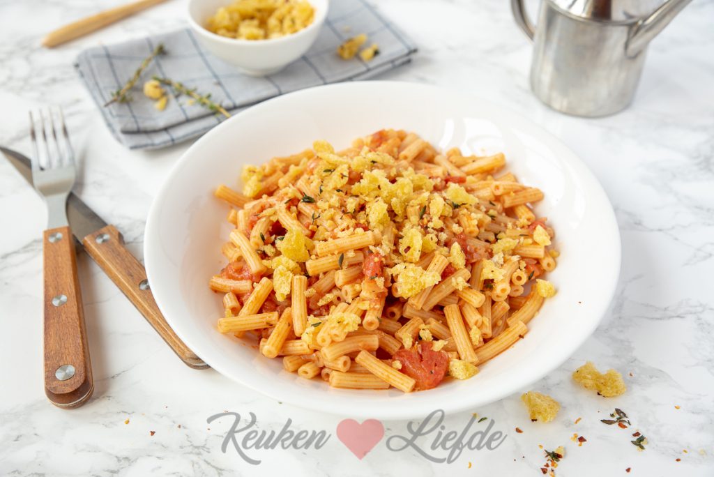 Pasta met tomatensaus en pangritata