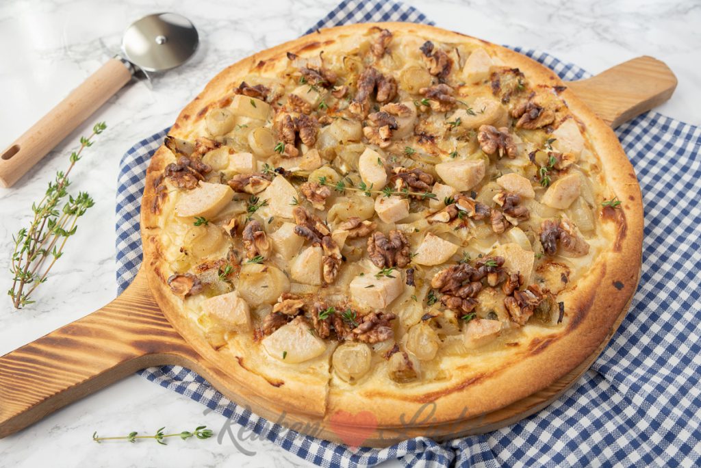 Flammkuchen met witlof, peer en gorgonzola