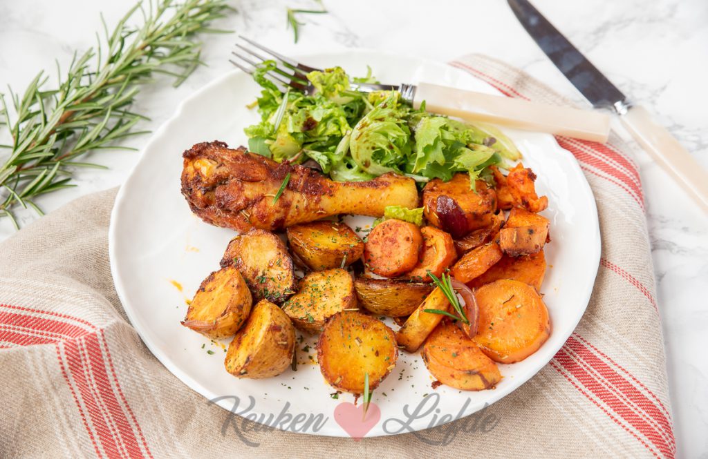 Gekruide kipdrumsticks met groenten uit de oven