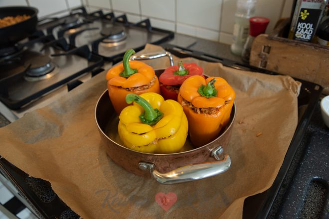 Zet de paprika’s in de oven.