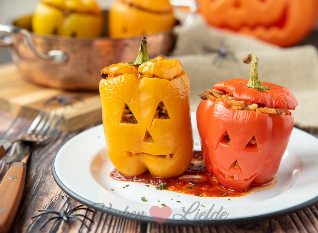 Gevulde Halloween paprika met gehakt en rijst
