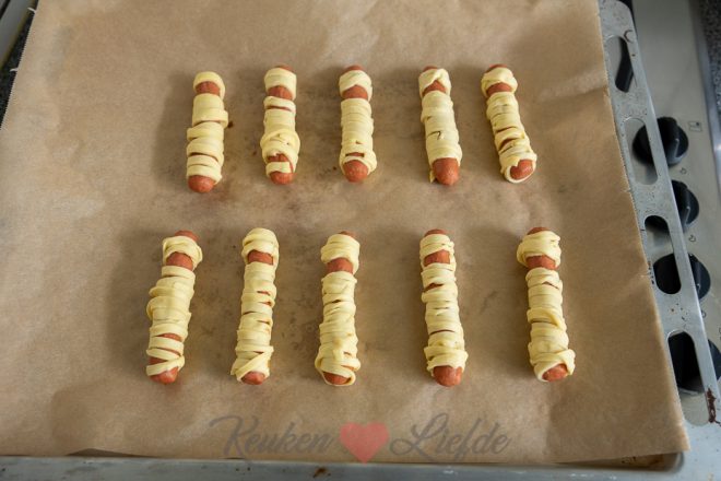 Wikkel de worstjes in bladerdeeg