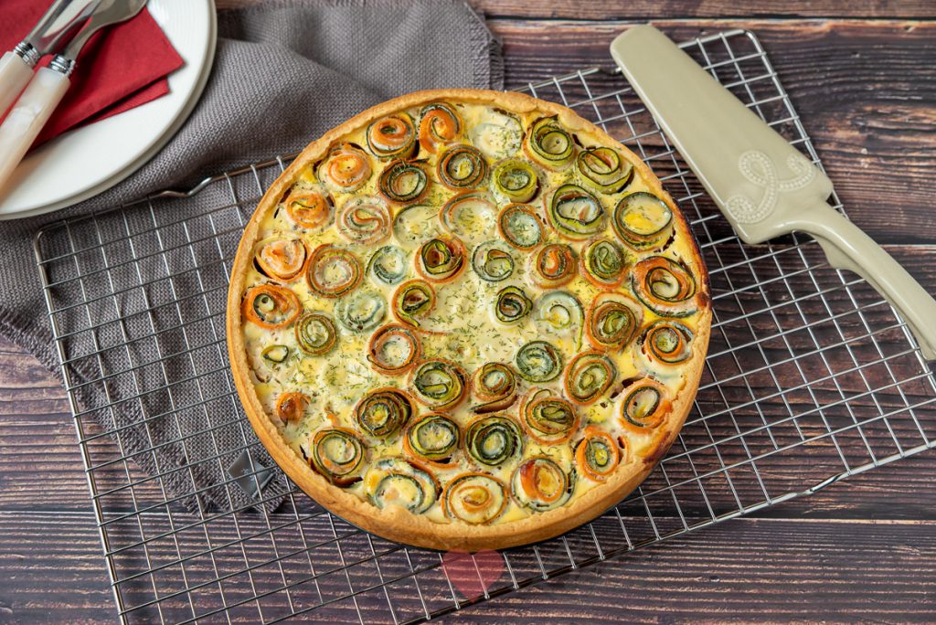 Hartige taart met groenterolletjes en zalm