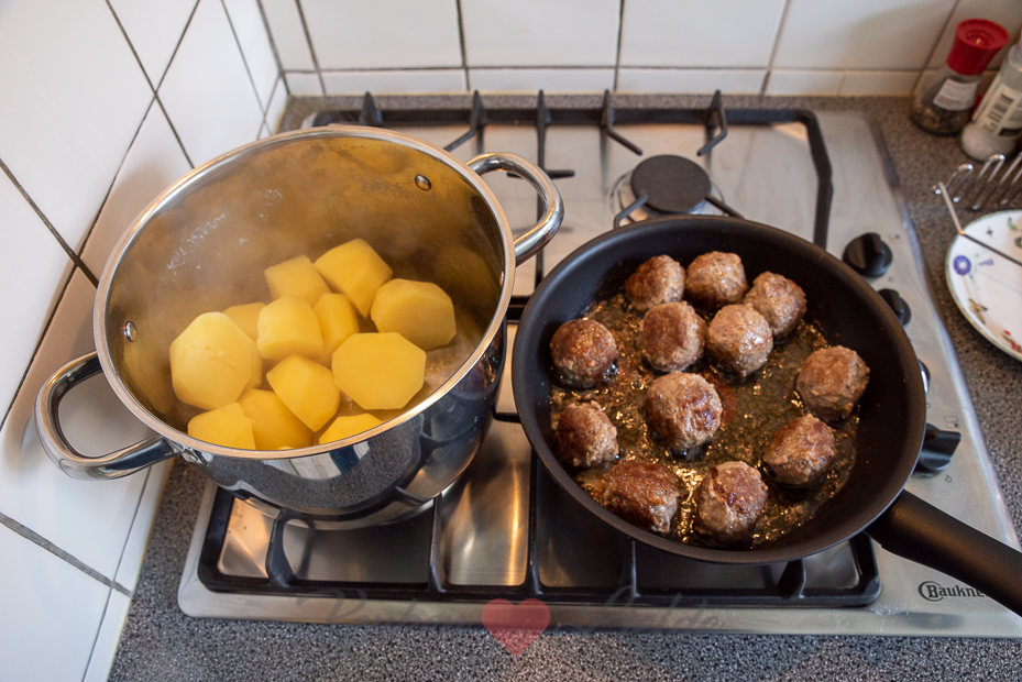 Kropsla stamppot met spekjes en gehaktballetjes Kropsla stamppot met spekjes en gehaktballetjes