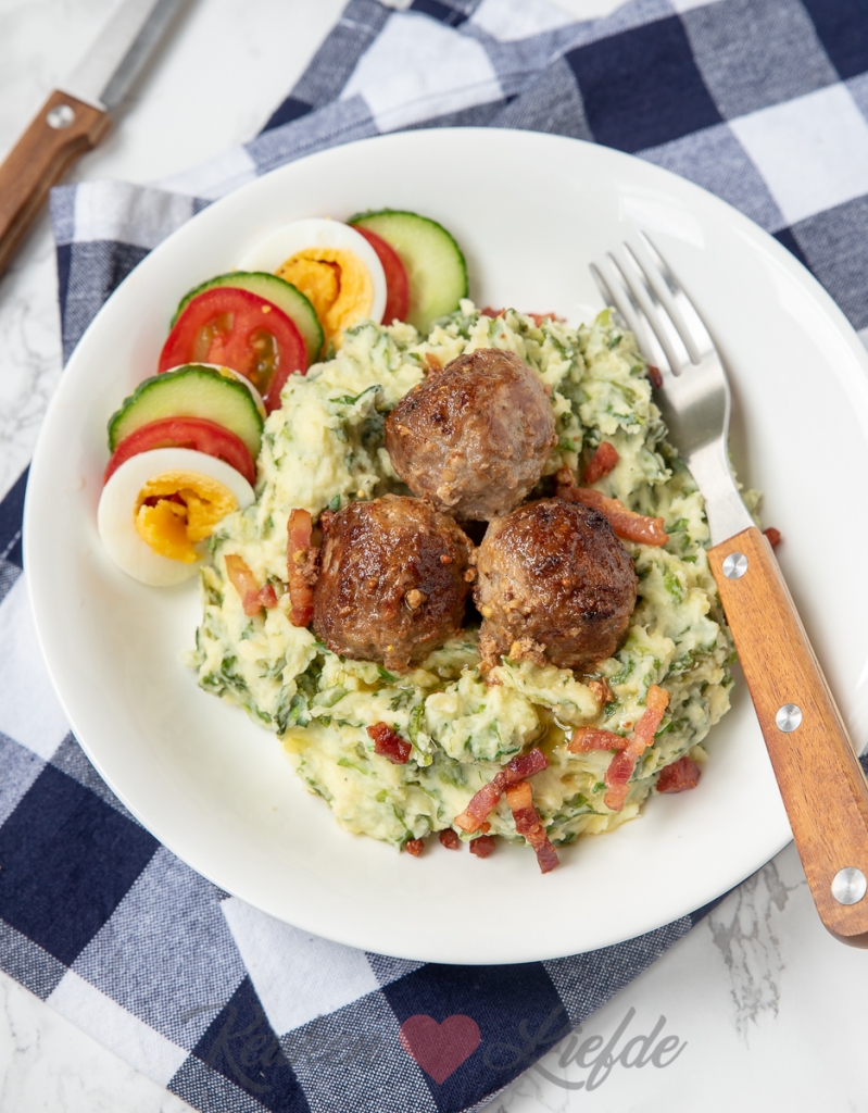 Kropsla stamppot met spekjes en gehaktballetjes Kropsla stamppot met spekjes en gehaktballetjes