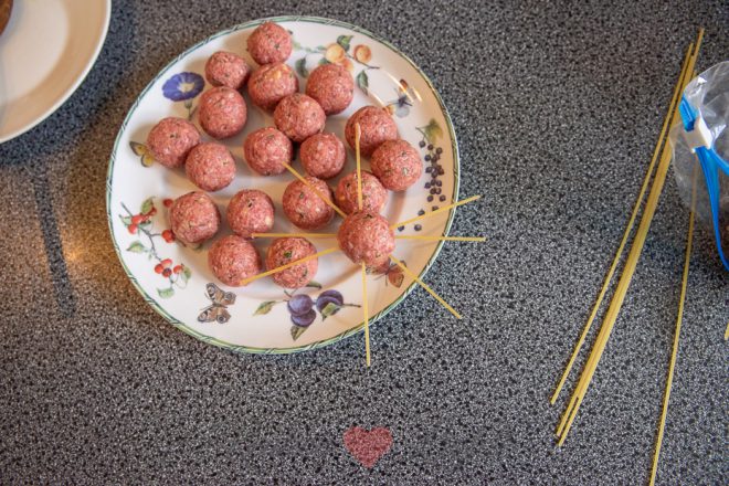 Doe de spaghetti door de balletjes 