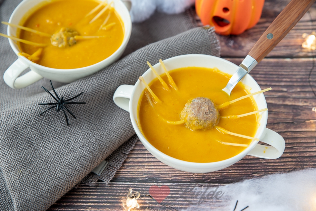 Pompoensoep met soepbal spinnetjes Pompoensoep met soepbal spinnetjes